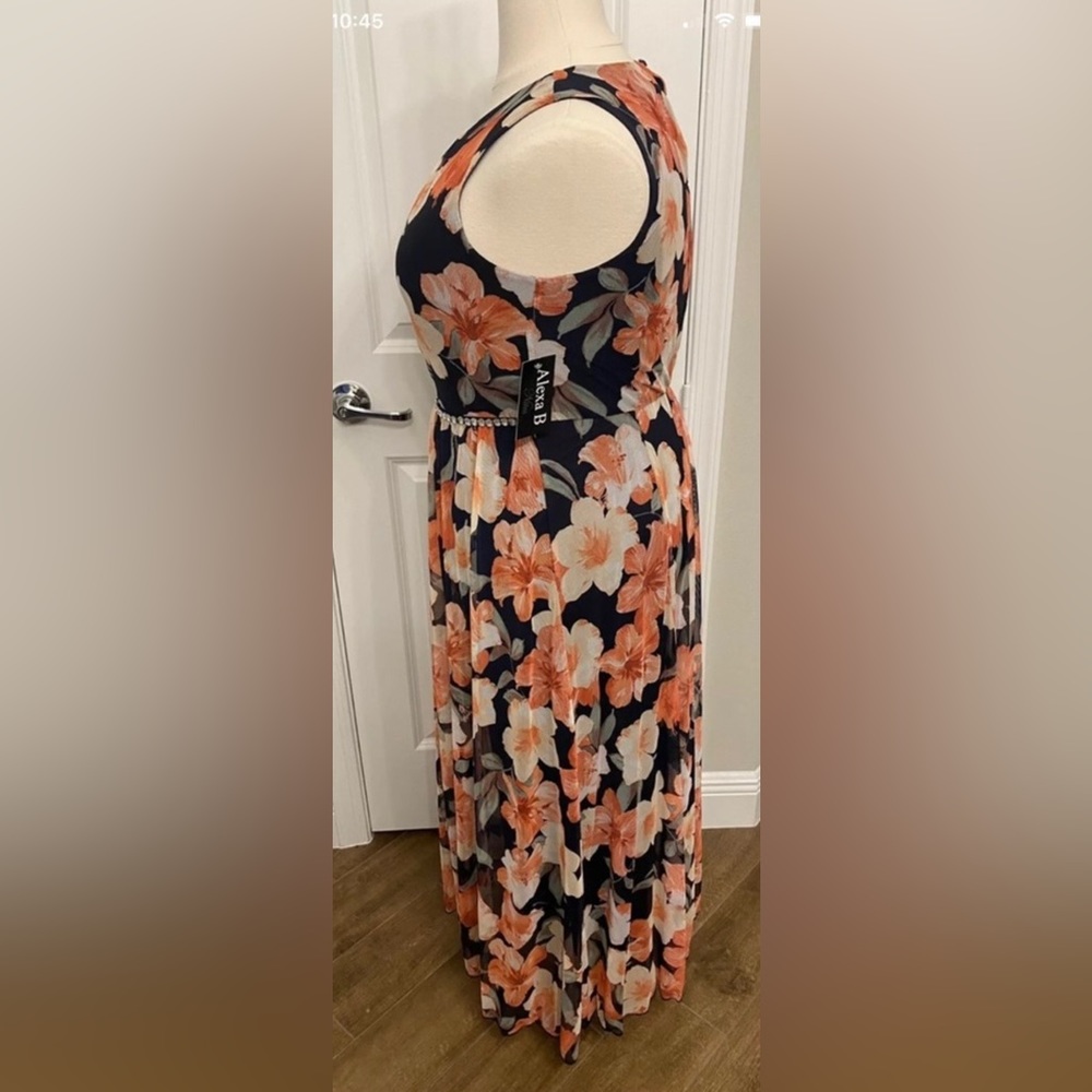 Plus Dress - Picture 3 of 5